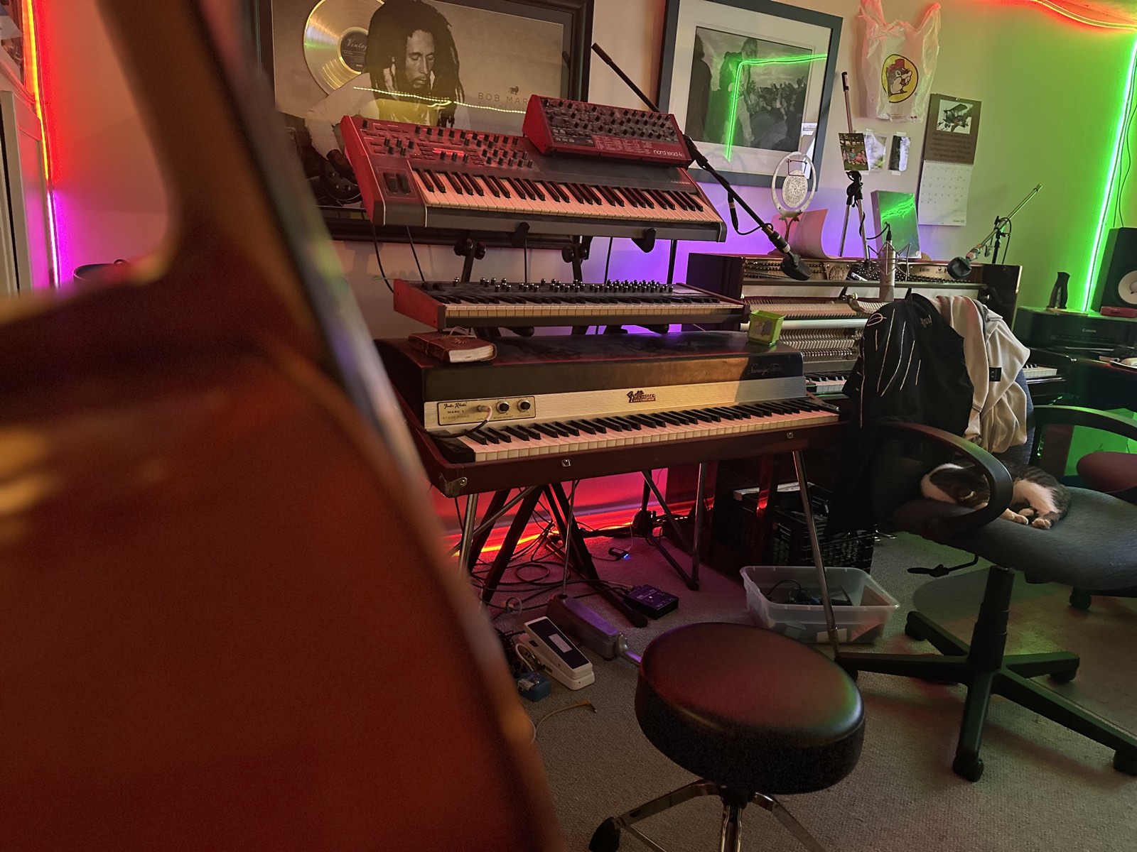 Nø Fåuxs Entertainment studio — Rhodes keys and vintage synth gear